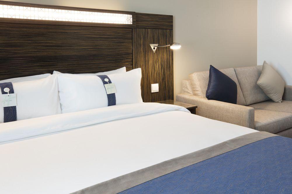 Holiday Inn Express Dubai Safa Park, An Ihg Hotel Exterior photo